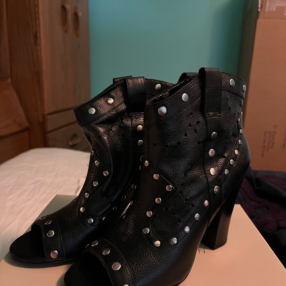 BCBG short boots size 8.5 M - Picture 3 of 6